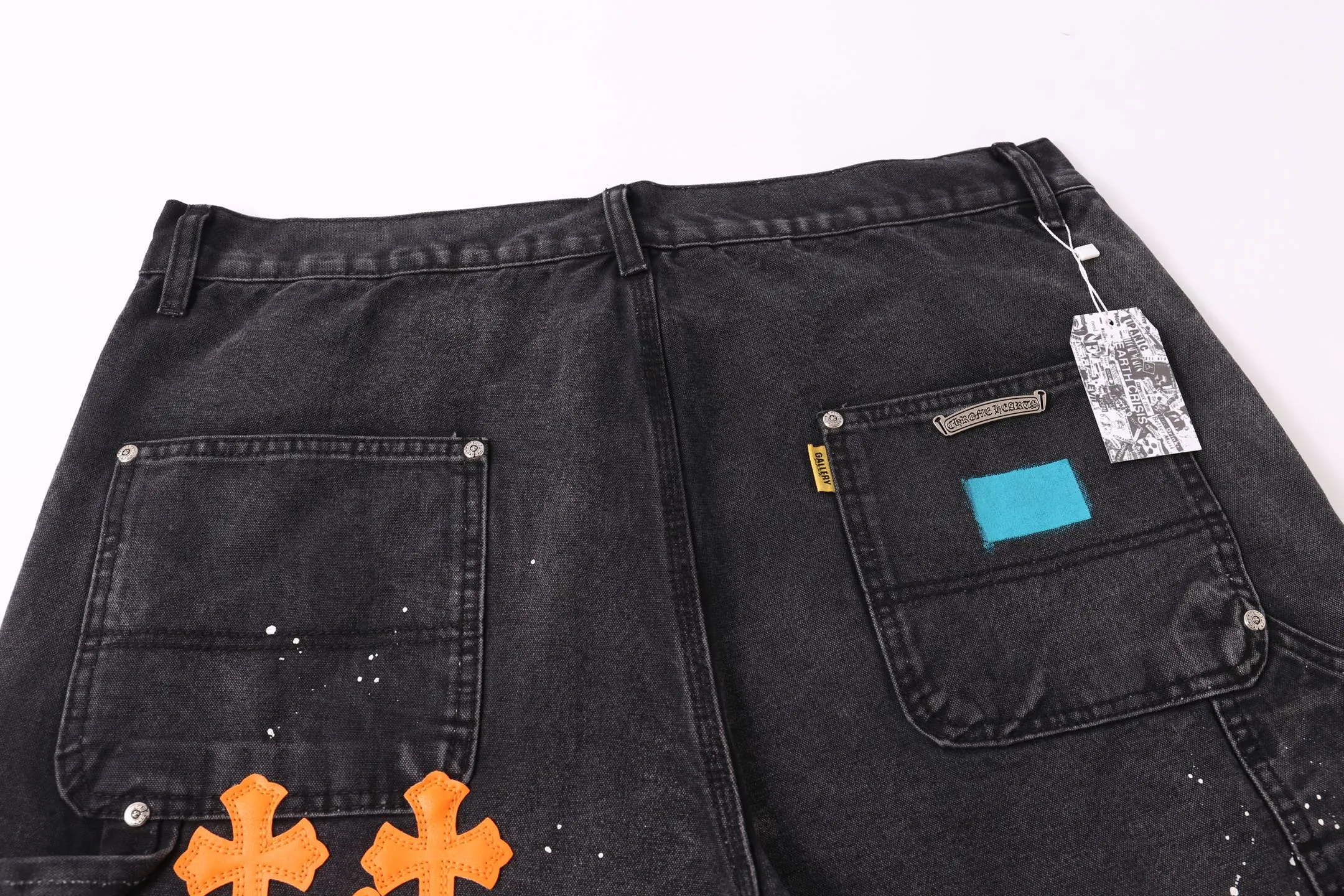 P240 Style No.: H893 GALLERY DEPT. & 𝐂𝐡𝐫𝐨𝐦𝐞 𝐇𝐞𝐚𝐫𝐭 Croxin co-branded ss25 wood splash ink hand-painted stitching multi-pocket micro-flared denim shorts. Styles with different washed textures are very friendly to people with thin legs. The micro-flared version perfectly modifies the leg shape. The timeless and moderate length makes it easy to match and match. It is the basis for various styles and is a must-have in your wardrobe! The fabric is stiff but also makes the upper body soft without losing texture. The washing process is even more perfect. It is a must-have item for everyone! ! ! Washed wheat, hang tag, pants label, three labels complete Color: black Size: 28-30-32-34-36